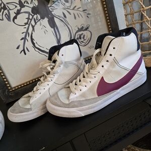 Nike big kids size 7 Blazer Mid '77 SE White Rush Maroon 7y